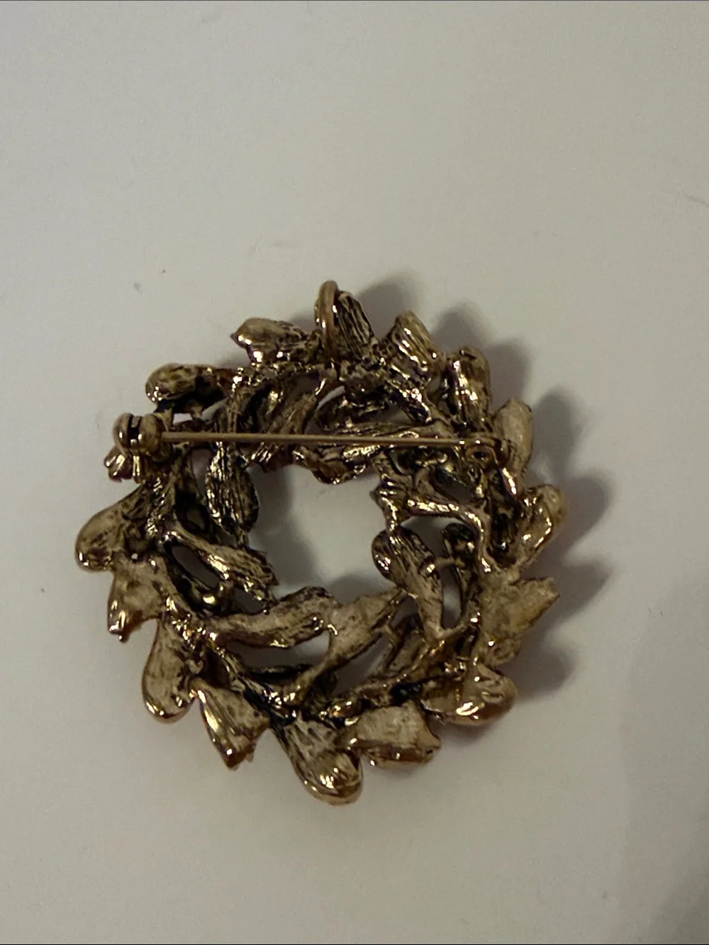 VINTAGE BROOCH PENDANT DARK BRUSHED GOLD RED & IRIDESCENT AB RHINESTONES WREATH